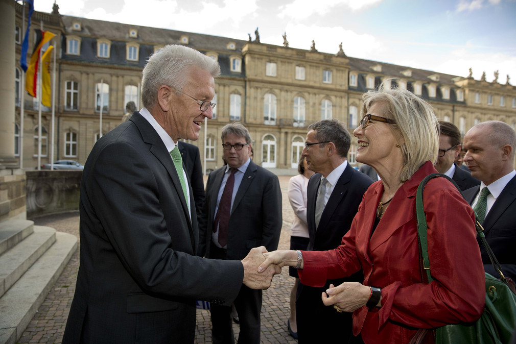 Ministerpräsident Winfried Kretschmann (l.) begrüßt Regine Aeppli (r.), Regierungsrätin des Kantons Zürich