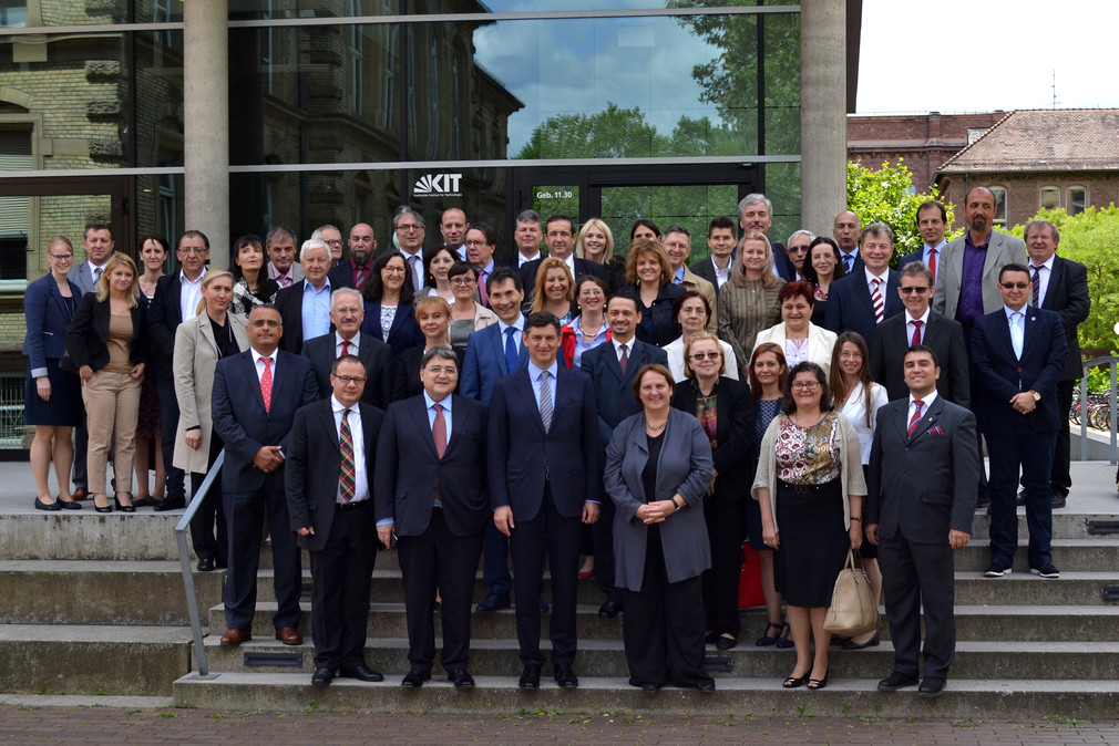 Gruppenbild anlässlich der 8. Sitzung der Gemischten Regierungskommission zwischen Baden-Württemberg und Rumänien am 15. Juli 2016 in Karlsruhe