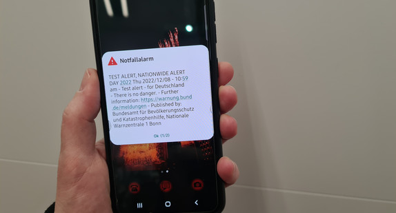 Handy mit Warnung über Cell Broadcast