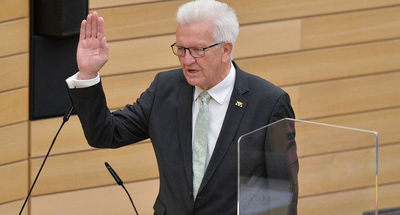 Ministerpräsident Winfried Kretschmann legt im Landtag seinen Amtseid ab.