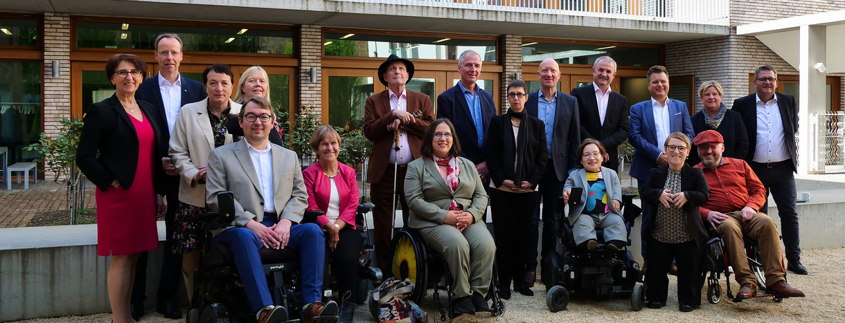 Gruppenfoto im Freien vor Hospitalhof in Stuttgart: Teilnehmende der 67. Konferenz der Beauftragten von Bund und Ländern für die Belange von Menschen mit Behinderungen