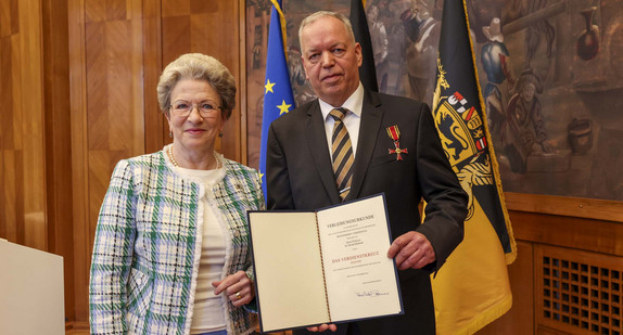 Die Staatsrätin für Zivilgesellschaft und Bürgerbeteiligung, Barbara Bosch (links), und Prof. Dr. Bernd Kühlmuß (rechts) mit der Urkunde.