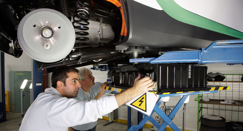 Montage der Batterie eines Elektroautos (Bild: © Daimler AG).