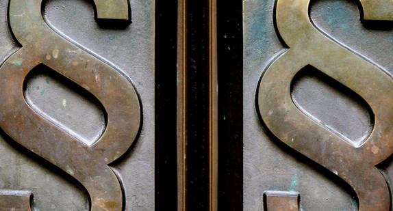 Paragrafen-Symbole an Türgriffen (Foto: dpa)