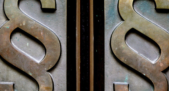 Paragrafen-Symbole an Türgriffen (Foto: dpa)