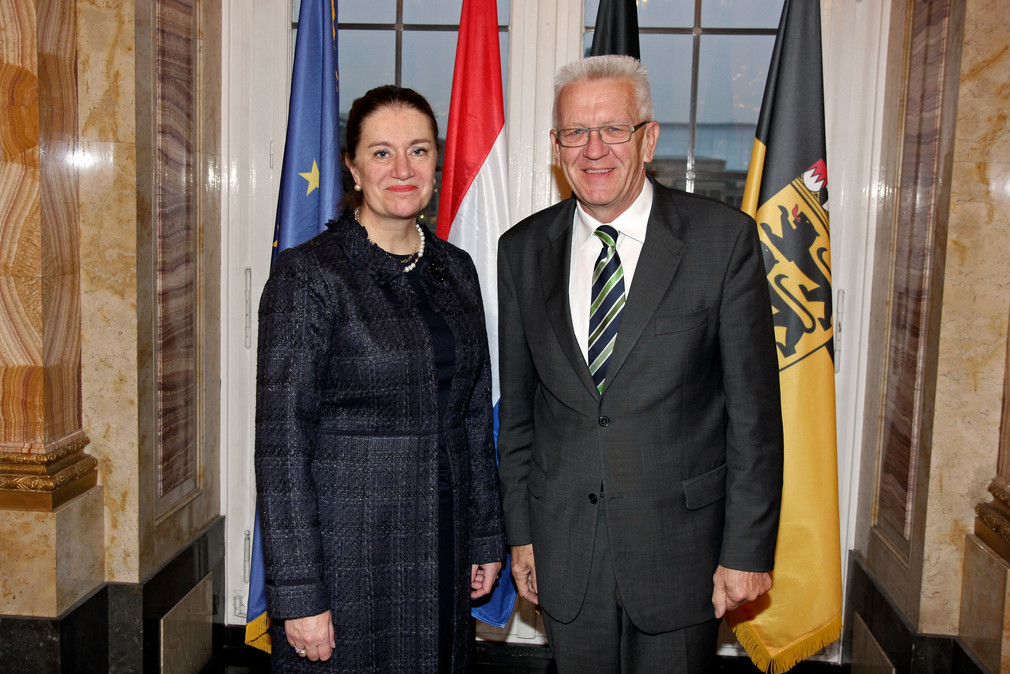 Ministerpräsident Winfried Kretschmann (r.) und die niederländische Botschafterin Monique van Daalen (l.)