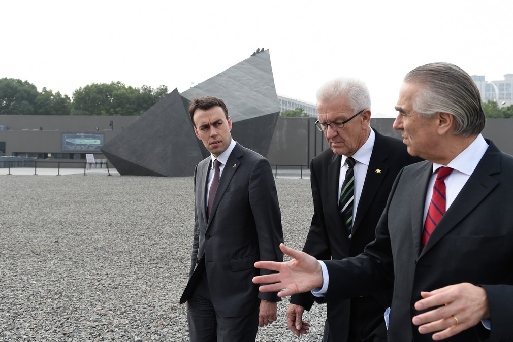 Ministerpräsident Winfried Kretschmann (M.) besucht gemeinsam mit Wirtschafts-und Finanzminister Dr. Nils Schmid (l.) und Generalkonsul Peter Rothen (r.) die Gedenkstätte „Nanjing Massacre Memorial Hall“.