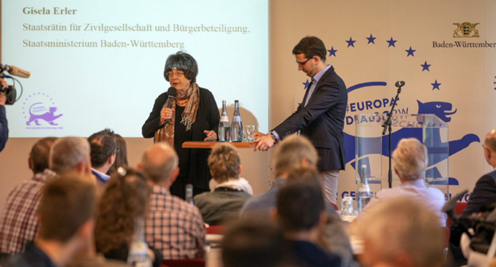 Staatsrätin Gisela Erler spricht zu den Bürgerinnen und Bürgern (Foto: Jens Hackmann)