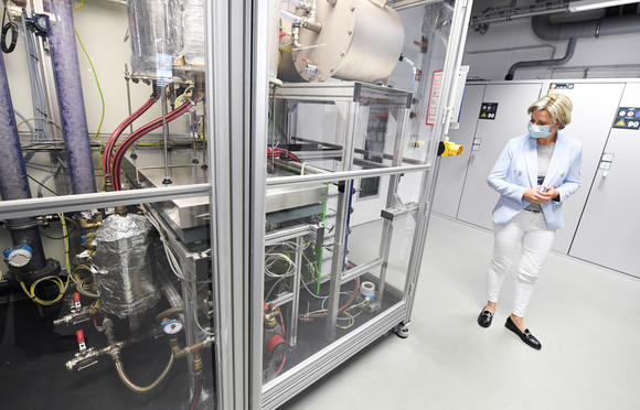 Termin im Zentrum für Sonnenenergie- und Wasserstoff-Forschung Baden-Württemberg (ZSW) in Stuttgart, im Rahmen der Sommerreise „Umweltschutz, CO²-neutrale Produktion und Recycling: Baden-Württembergs Wirtschaft auf dem Weg zur nachhaltigen Produktion“