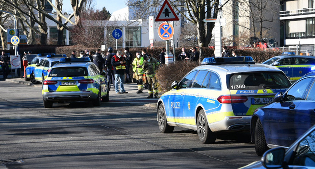Fahrzeuge der Polizei stehen am Gelände der Heidelberger Universität. Auf dem Campus hat es einen Amoklauf gegeben. Ein Einzeltäter habe am 24. Januar 2022 mit einer Langwaffe auf mehrere Menschen in einem Hörsaal geschossen und eine Person getötet sowie drei weitere verletzt.