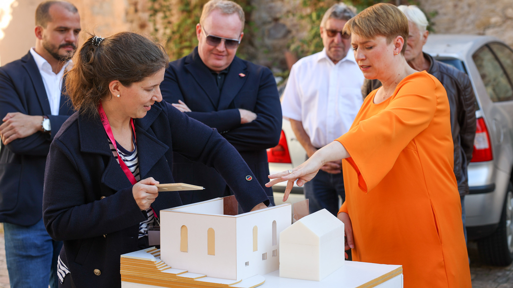 Staatssekretärin Andrea Lindlohr (rechts) besichtigt die ehemalige Synagoge in Neidenstein.