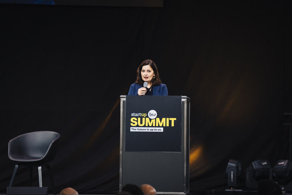 Veranstaltung Start-up BW Summit 2022 Die israelische Generalkonsulin für Süddeutschland Carmela Shamir am Rednerpult
