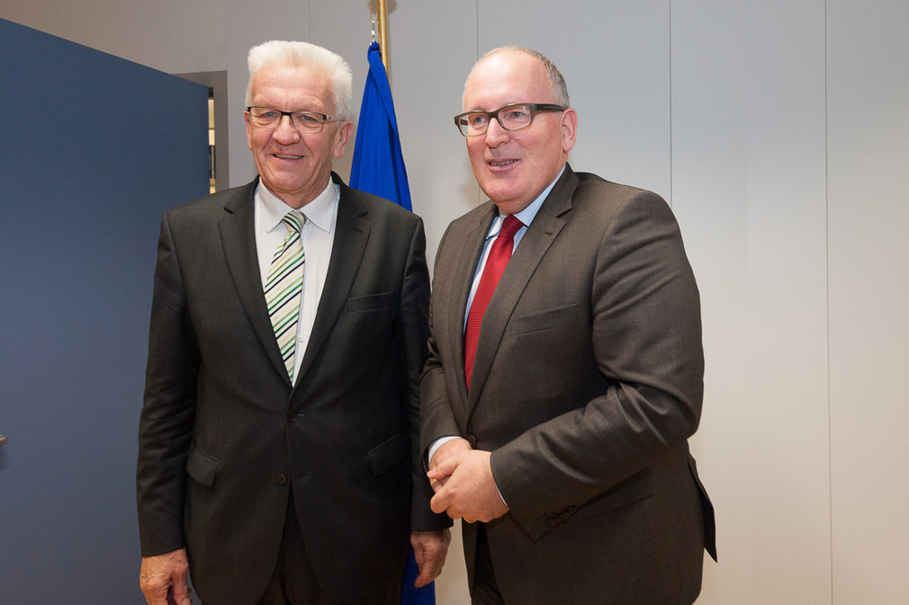 Ministerpräsident Winfried Kretschmann (l.) und der erste Vizepräsident der EU-Kommission, Frans Timmermanns (r.)