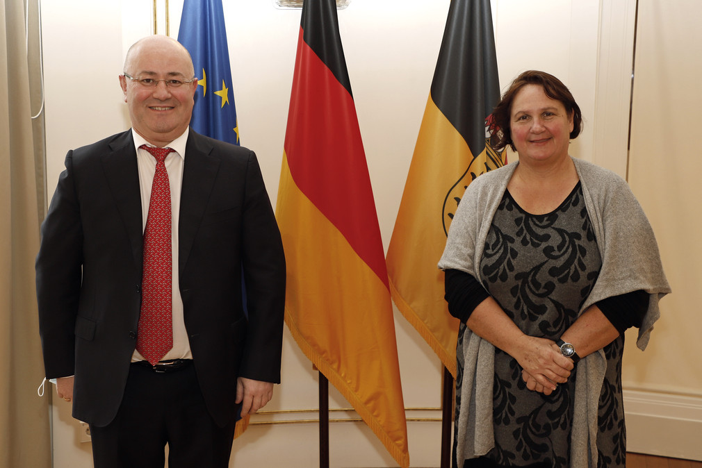 Staatsministerin Theresa Schopper (r.) und der Botschafter von Georgien, Prof. Dr. Levan Izoria (l.) (Bild: Staatsministerium Baden-Württemberg)