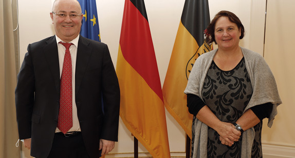 Staatsministerin Theresa Schopper (r.) und der Botschafter von Georgien, Prof. Dr. Levan Izoria (l.) (Bild: Staatsministerium Baden-Württemberg)