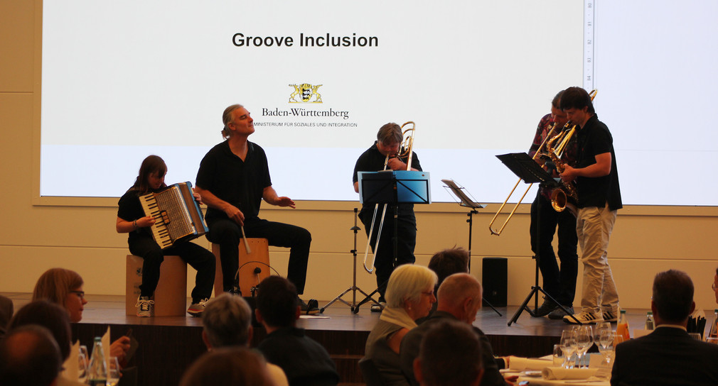 Gruppe von Menschen mit Behinderungen spielt Musik auf Bühne