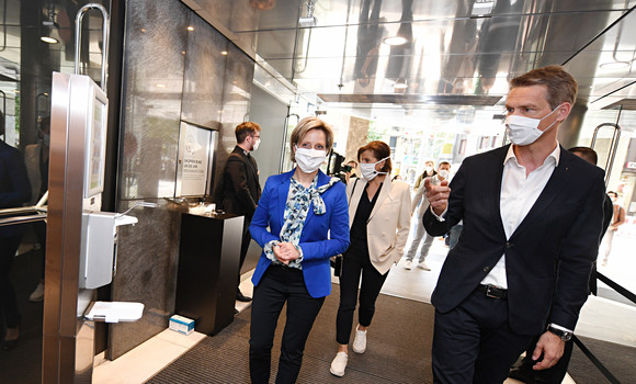 Besuch Wirtschaftsministerin informiert sich über die aktuelle Situation des Einzelhandels im Land Besuch Tritschler und Breuninger
