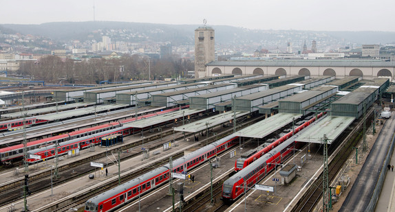 Züge stehen im Hauptbahnhof in Stuttgart.