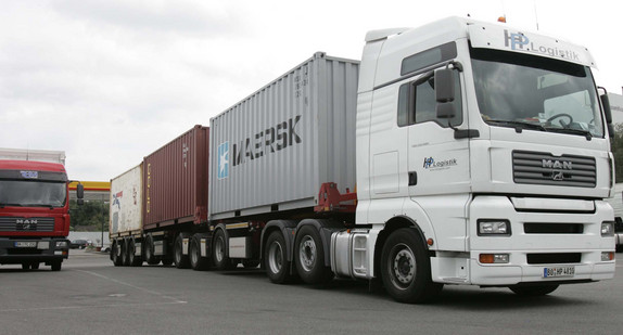 "Gigaliner" LKW auf Raststätte