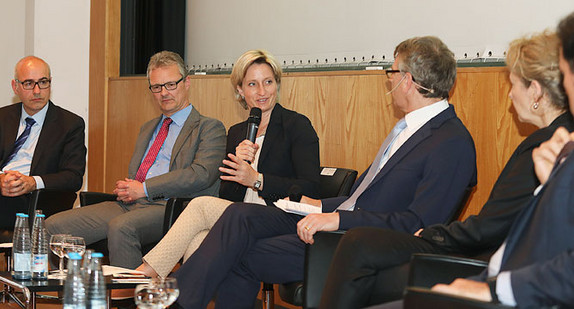 Wirtschaftsministerin Nicole Hoffmeister-Kraut (M.) bei der Podiumsdiskussion „Wirtschaftswachstum China“ (Foto: Thomas Hörner)
