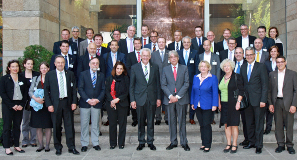 Gruppenbild der Delegation mit Ministerpräsident Winfried Kretschmann vor der Deutschen Botschaft in Madrid