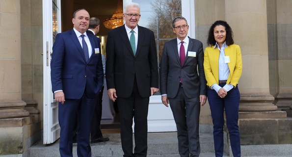 Ministerpräsident Winfried Kretschmann (2.v.l.) mit Gästen aus dem Schweizer Kanton Aargau (Bild: Staatsministerium Baden-Württemberg)