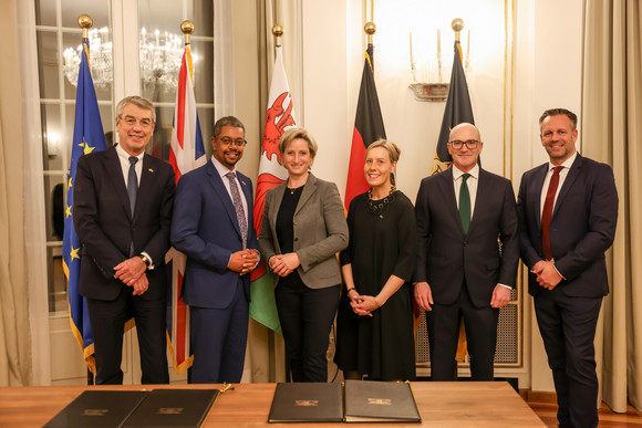 Europa Wales und Baden-Württemberg bauen Zusammenarbeit aus Von links nach rechts: Der britische Honorarkonsul Dr. Fritz Oesterle, der walisische Wirtschaftsminister Vaughan Gething, Wirtschaftsministerin Dr. Nicole Hoffmeister-Kraut, Nicola Pinder, Leiterin BW-UK Office, der britische Generalkonsul Simon Kendall und Dr. Christian Herzog, Geschäftsführer Baden-Württemberg International bw_i.