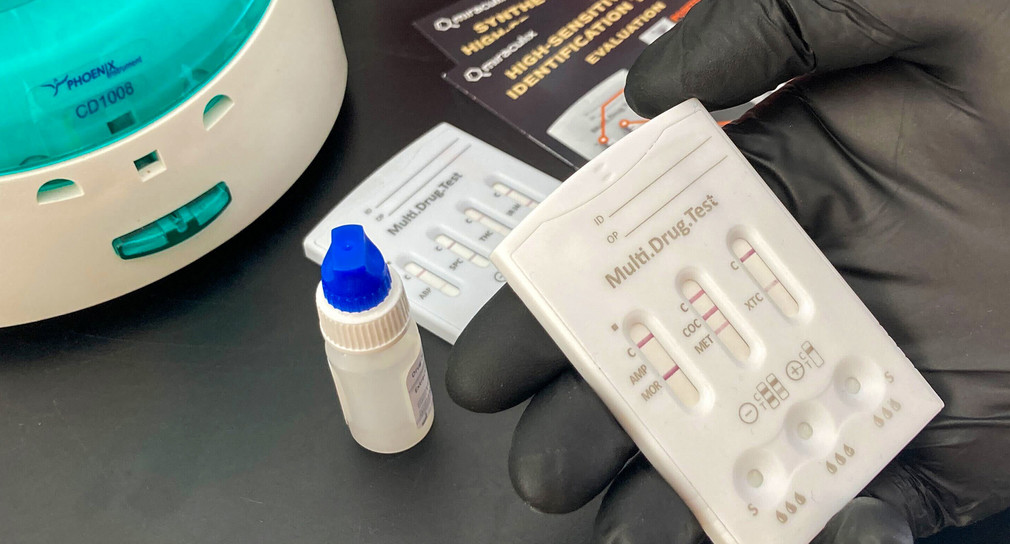 Labor-Utensilien bei einem Drug-Checking-Projekt