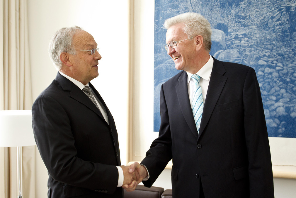 Ministerpräsident Winfried Kretschmann (l.) und der Schweizer Bundesrat Johann Schneider-Ammann (r., Eidgenössisches Volkswirtschaftsdepartement) am 30.04.2012 in Bern