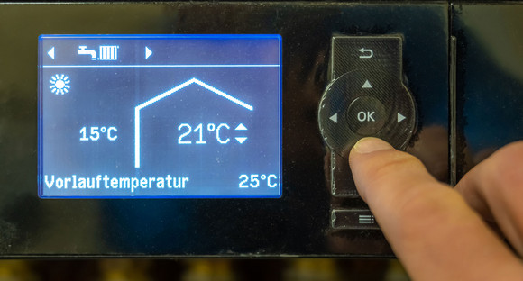 Das Display eines Heizkessels mit den Einstellungen für Außen-, Innen und Vorlauftemperatur.