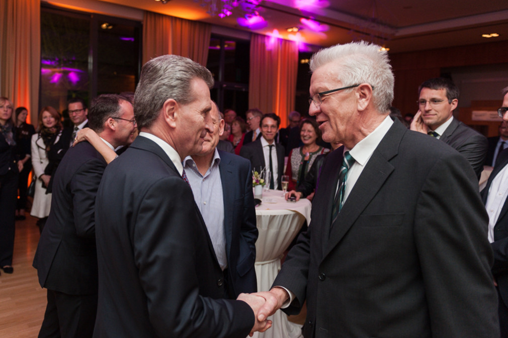Ministerpräsident Winfried Kretschmann (r.) und EU-Kommissar Günther Oettinger (l.) beim Neujahrsempfang in der Vertretung des Landes Baden-Württemberg bei der EU