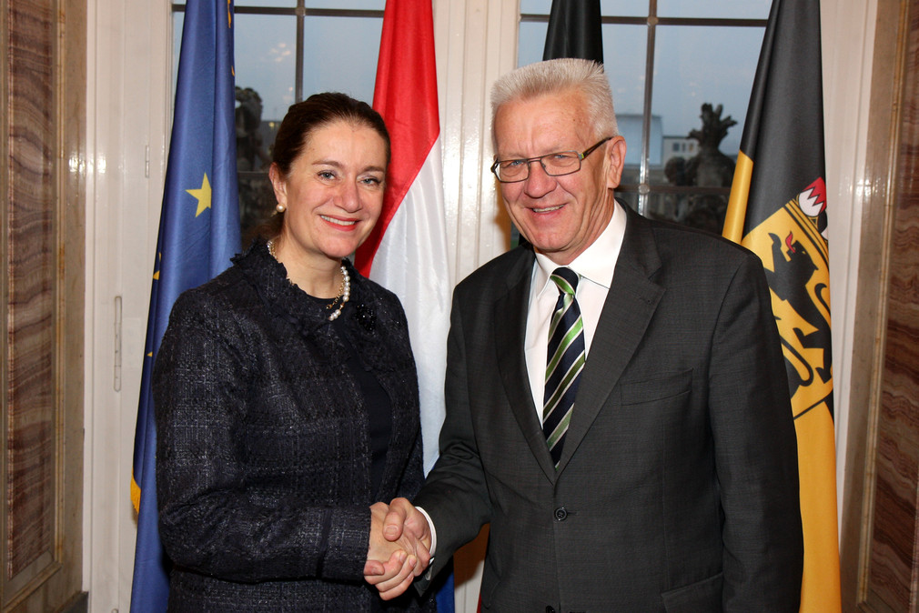 Ministerpräsident Winfried Kretschmann (r.) und die niederländische Botschafterin Monique van Daalen (l.)