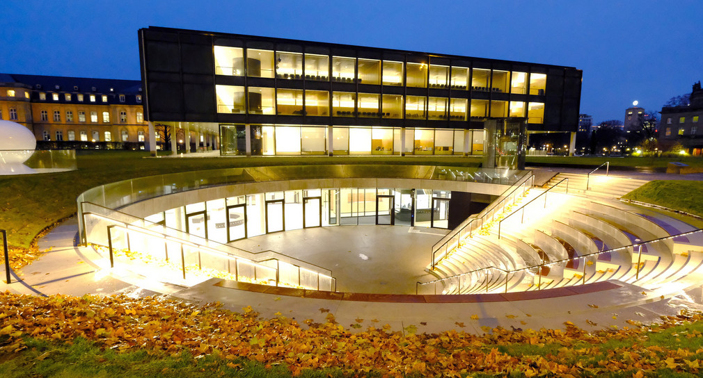 Das beleuchtete Gebäude des Landtages von Baden-Württemberg in Stuttgart, im Vordergund das Bürger- und Medienzentrum