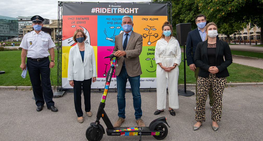 Innenminister Thomas Strobl hat mit Vertretern der Polizei und der E-Scooter-Verleiher die Kampagne „#rideitright“ auf dem Stuttgarter Schlossplatz vorgestellt (Bild: Innenministerium Baden-Württemberg)