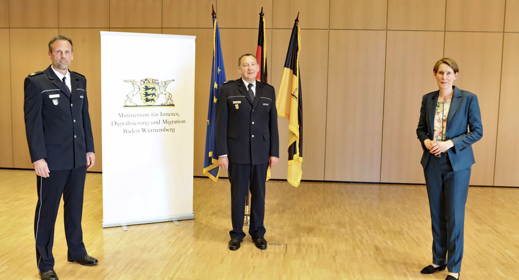 Landespolizeipräsidentin Dr. Stefanie Hinz (links) verabschiedete Landespolizeidirektor Karl Himmelhahn (Mitte) in den Ruhestand. Nachfolger wird Martin Feigl (rechts).