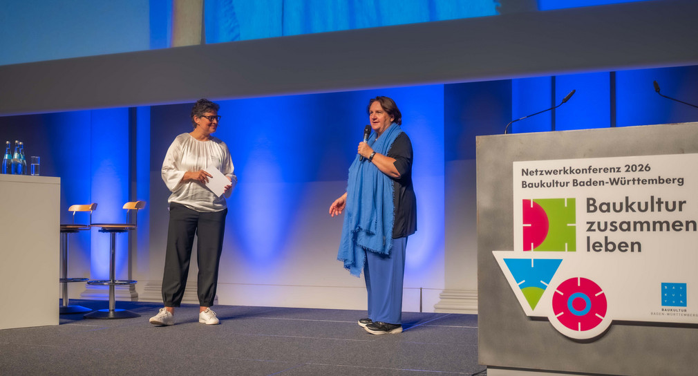 Ministerin Theresa Schopper (rechts) spricht zur Eröffnung der Netzwerkkonferenz Baukultur