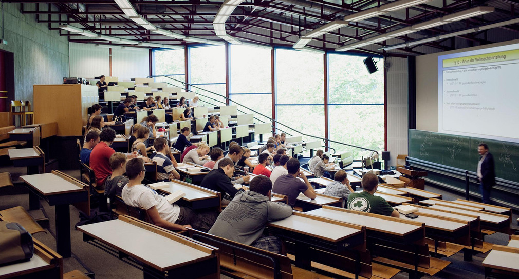 Studierende während einer Vorlesung in einem Hörsaal der Universität Konstanz (Bild: © Katrin Binner / Universität Konstanz)