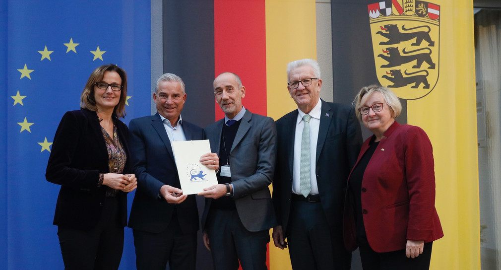 v.l.n.r.: Wirtschaftsstaatssekretärin Katrin Schütz, Innenminister Thomas Strobl, Jean-Eric Paquet, Generaldirektor der Europäischen Kommission für Forschung und Innovation, Ministerpräsident Winfried Kretschmann und Wissenschaftsministerin Theresia Bauer (Bild: © Vertretung des Landes Baden-Württemberg bei der Europäischen Union)