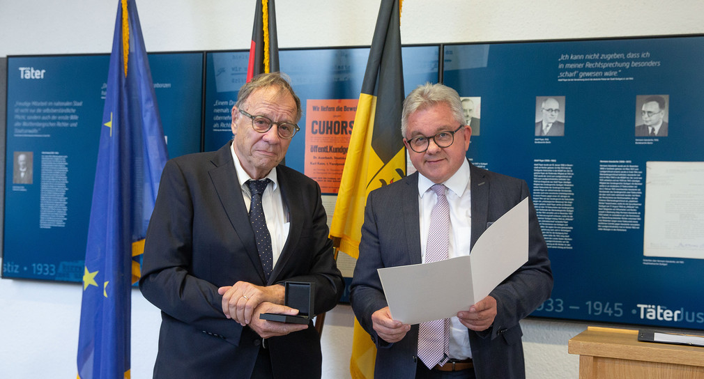 Justizminister Guido Wolf überreicht Fritz Endemann die Staufermedaille. (Bild: Justizministerium Baden-Württemberg)