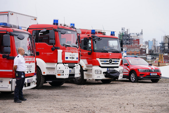 Feuerwehrfahrzeuge beim bundesweiten Warntag in Mannheim.