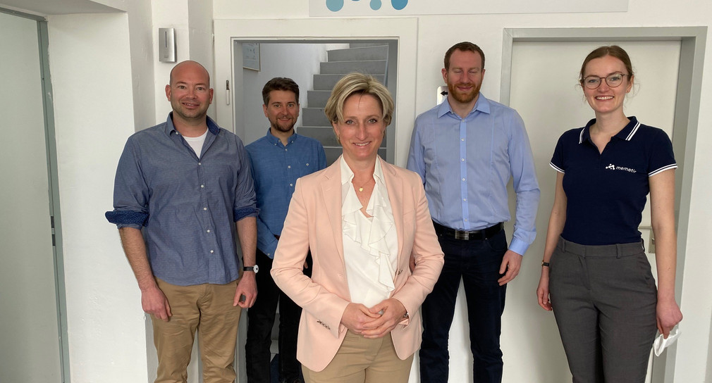 Wirtschaftsministerin Dr. Nicole Hoffmeister-Kraut (Mitte) mit dem Team der memetis GmbH