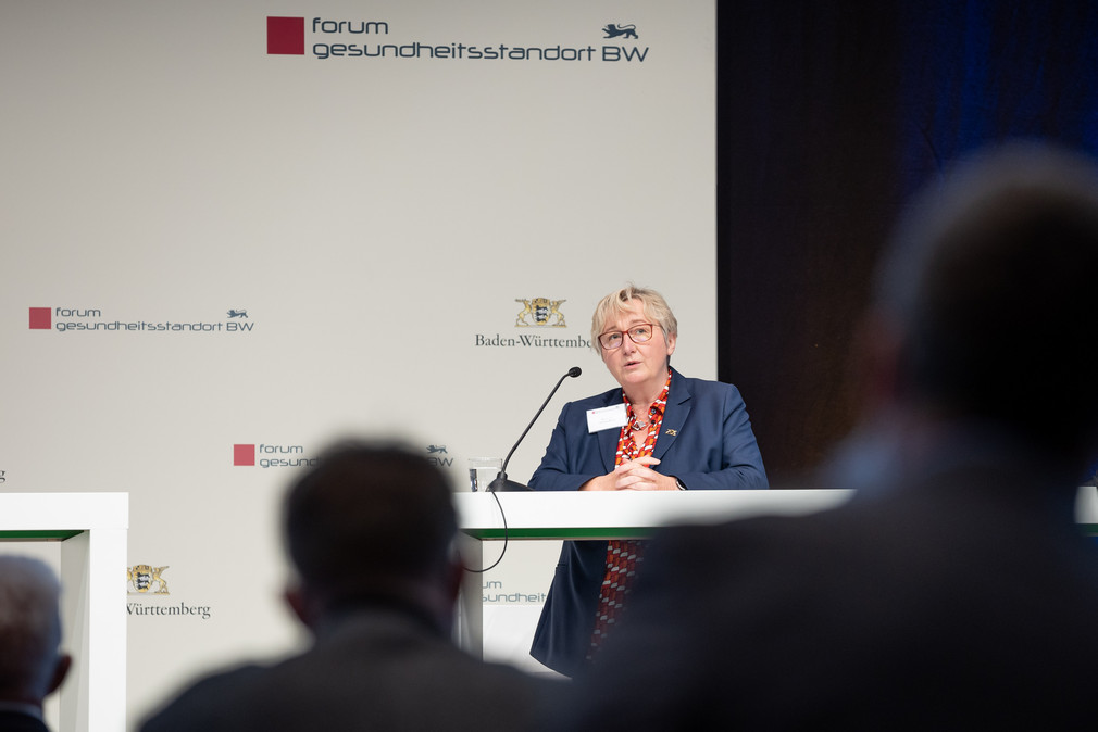 Die Ministerin für Wissenschaft, Forschung und Kunst Theresia Bauer spricht auf der dritten Jahresveranstaltung des Forums Gesundheitsstandort Baden-Württemberg.