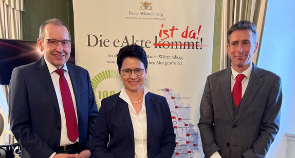 von links nach rechts: Präsident des Oberlandesgerichts Karlsruhe Jörg Müller, Ministerin der Justiz und für Migration Marion Gentges und Präsident des Landgerichts Waldshut-Tiengen Dr. Michael Stauß