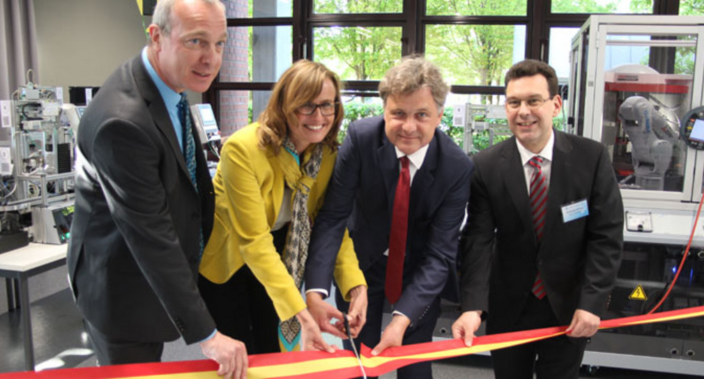 Eröffnung der Lernfabrik 4.0 mit Wirtschaftsstaatssekretärin Katrin Schütz (2.v.l.) (Foto: Ministerium für Wirtschaft, Arbeit und Wohnungsbau)