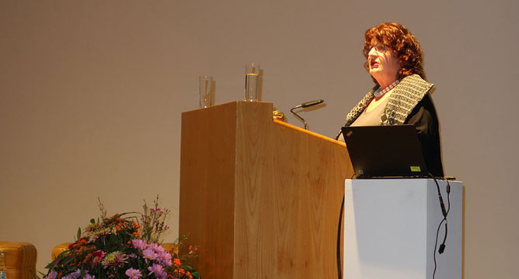 Staatssekretärin Bärbl Mielich spricht vor Publikum (Foto: Ministerium für Soziales und Integration Baden-Württemberg)