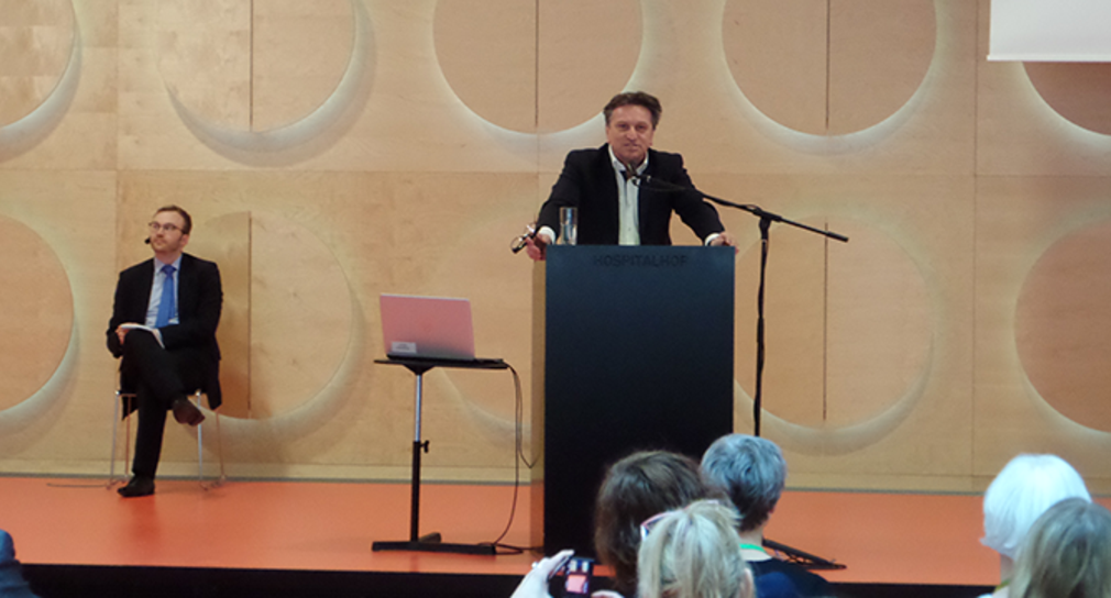 Minister Manne Lucha spricht an Redepult auf Bühne (Foto: Ministerium für Soziales und Integration Baden-Württemberg)