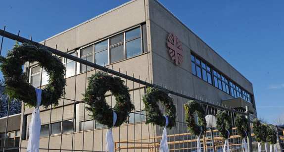 Trauerkränze hängen in Titisee-Neustadt der Behindertenwerkstatt in der bei einer Brandkatastrophe am 26. November 2012 14 Menschen ums Leben kamen (Foto: dpa).