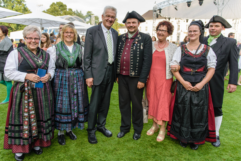 Ministerpräsident Winfried Kretschmann (3.v.l.) und seine Frau Gerlinde Kretschmann (3.v.r.) mit Besuchern des Bürgerfestes (Foto: Staatsministerium Baden-Württemberg)