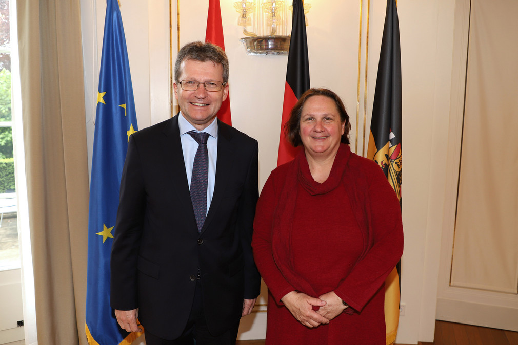 Staatsministerin Theresa Schopper (r.) und der Botschafter des Großherzogtums Luxemburg, Jean Graff (l.) (Bild: Staatsministerium Baden-Württemberg)