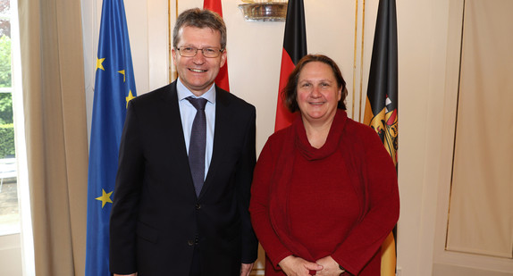 Staatsministerin Theresa Schopper (r.) und der Botschafter des Großherzogtums Luxemburg, Jean Graff (l.) (Bild: Staatsministerium Baden-Württemberg)